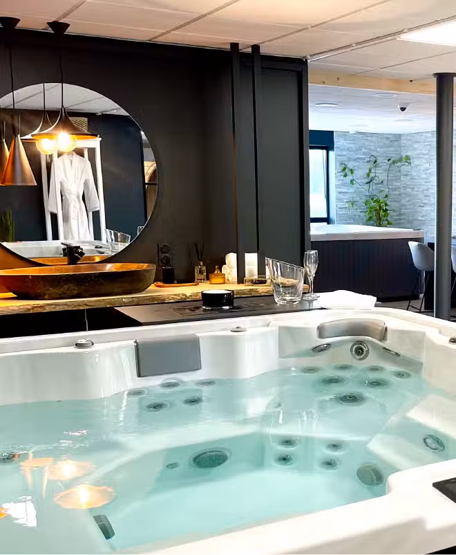 Showroom avec spa rempli d'eau