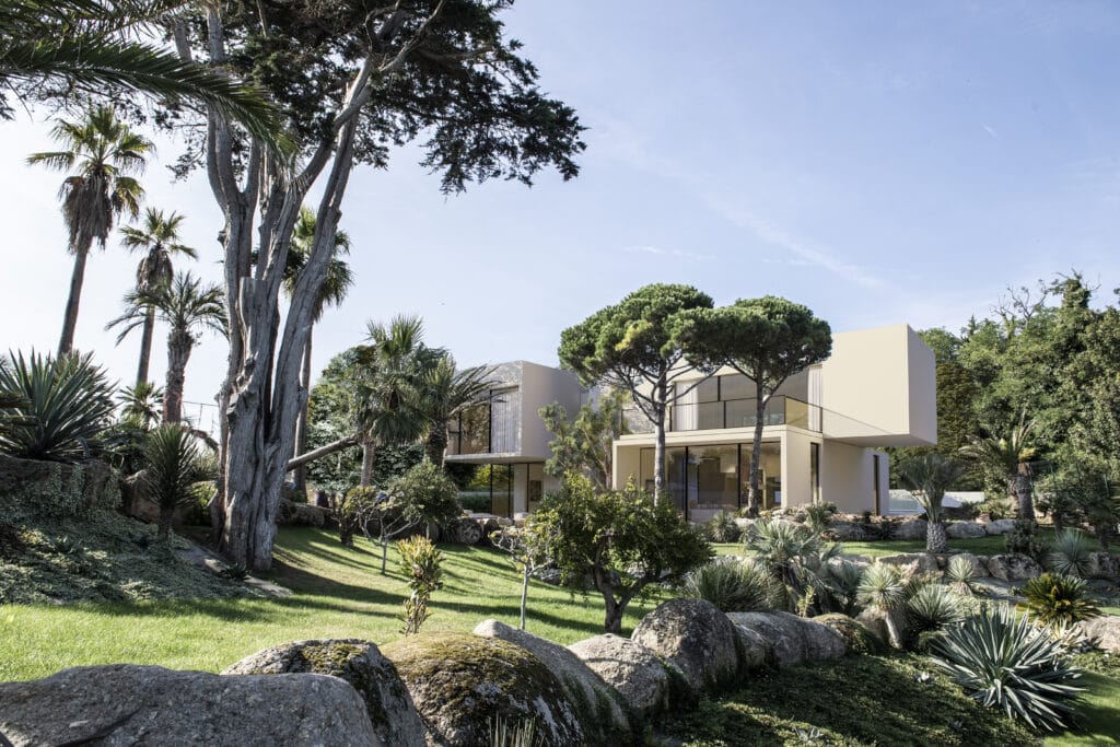 Vue d'ensemble d'un jardin tropical et d'une maison