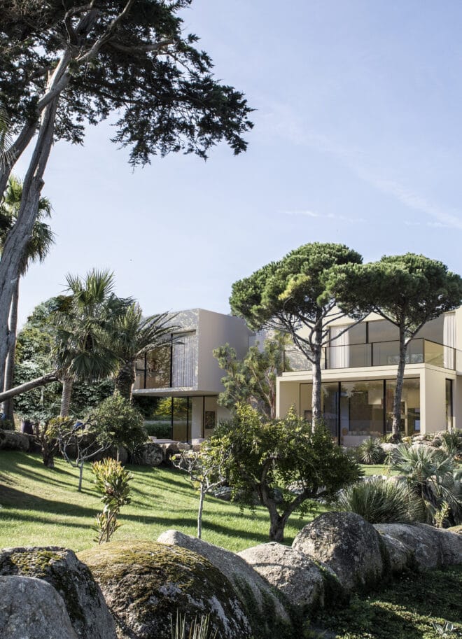 Vue d'ensemble d'un jardin tropical et d'une maison